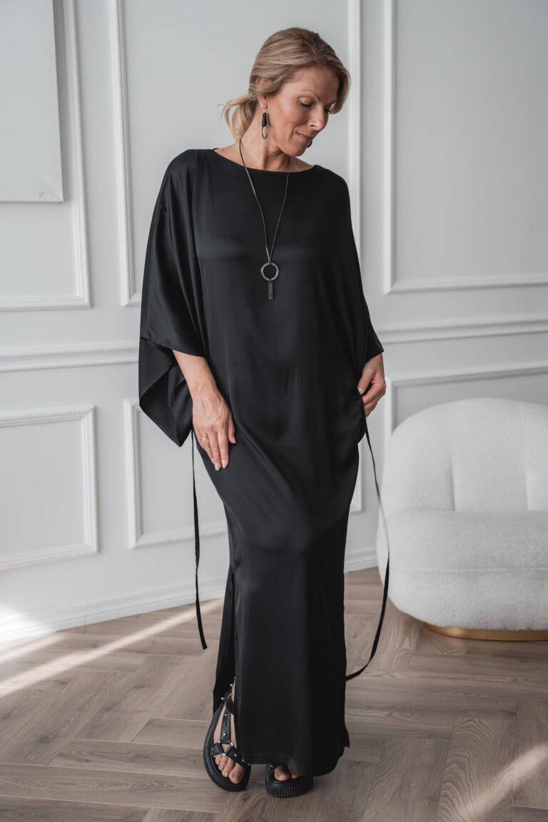 Avar, kimonolõikeline must kleit