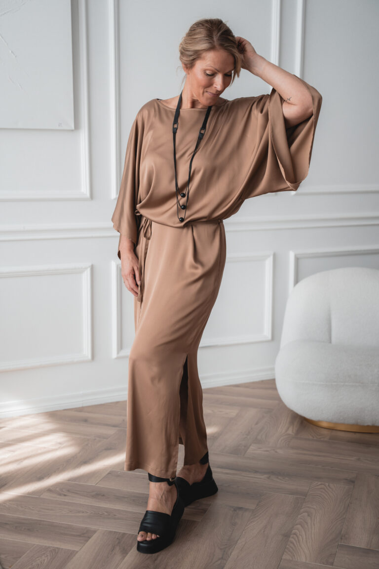 Avar, kimonolõikeline kuldpruun kleit