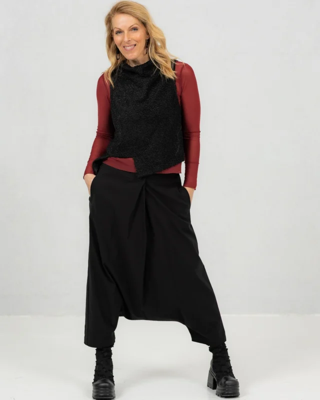 Add a touch of year-end glamour to your everyday looks — no effort needed.
The red tulle Emi top turns even the simplest outfit into a showstopper. ✨
@justmust.eu
 #wearblackeveryday #naturallyyou #effortlesselegance #boldandedgy #christmasstyle🎄 #estoniandesign #happywithjustmust #justmustbyewi #fashionintallinn #wearblack