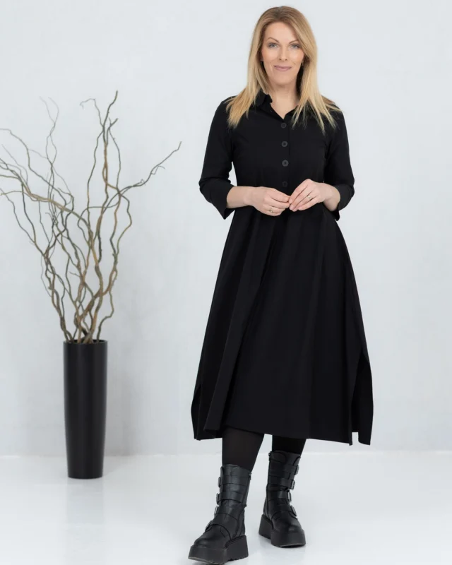 Esimesed kevadekuulutajad on kohal — ja nad näevad võrratud välja. 🌿
Tutvu Nagai kleidiga, mille klassikaline must toon ja mugav midipikkus loovad täiusliku koosluse argipäevaseks stiiliks.
Lihtne, naiselik ja alati maitsekas – täpselt see, mida kevadel vajad. 🖤
https://justmust.ee/toode/midikleit-nagai-must/