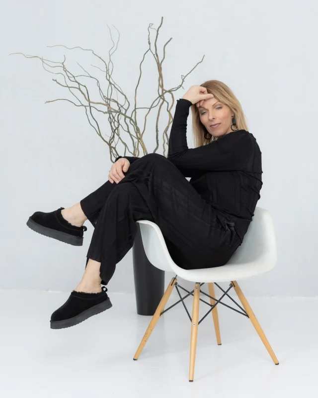 Nädalalõpud on loodud selleks, et end lihtsalt hästi tunda. ✨
Ja sinu riided peaksid seda tunnet toetama – olgu sa kodus või linnamelu keskel.
See komplekt on loodud just nendeks hetkedeks, kus mugavus ja stiil käivad käsikäes. 🖤
https://justmust.ee/toode/soonikkoes-puksid-taido/