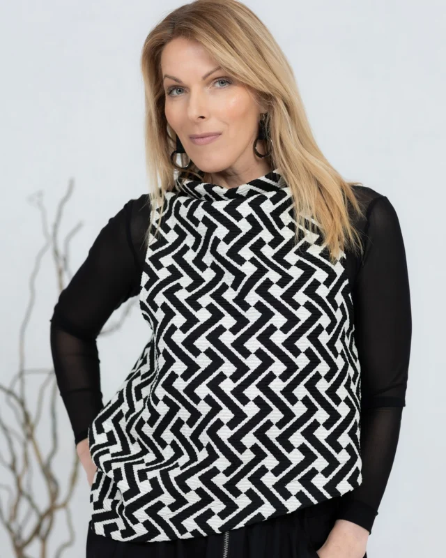 We’ve completely fallen for vests — and honestly, it’s easy to see why. 😍
The perfect extra layer that adds character, style, and just the right amount of warmth to any outfit.
Effortless, versatile, and endlessly chic — once you start layering with a vest, there’s no going back. 🖤 @justmust.eu
 #wearblackeveryday #naturallyyou #effortlesselegance #boldandedgy #estoniandesign #happywithjustmust #justmustbyewi #fashionintallinn #wearblack