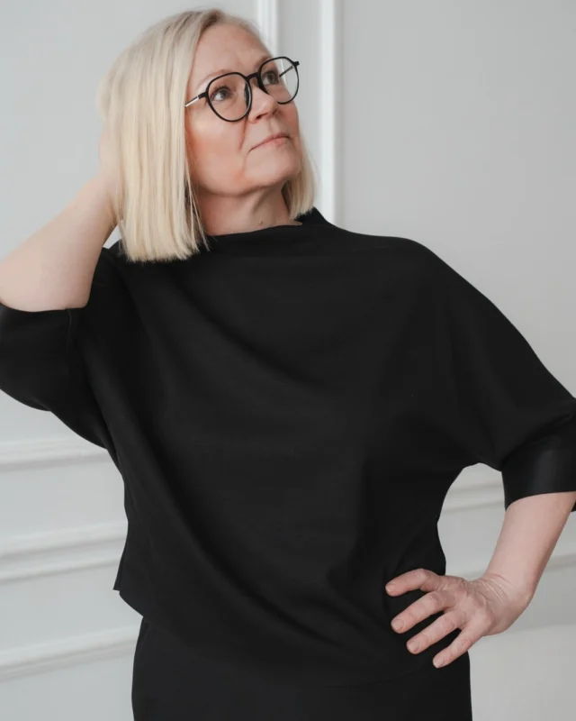 Comfort, without compromising on style. 🖤
Made from a slightly heavier viscose fabric, this blouse is just right for autumn. 🍂 The relaxed, roomy fit feels effortless to wear, while the beautiful drape keeps the look polished and feminine.
It’s the kind of blouse you reach for when you want to feel comfortable all day – but still look put together.
Black, olive or soft beige – which one would you choose? 🤎 @justmust.eu 
 #scandistyle #wearblackeveryday #autumnstyle #effortlesselegance #naturallyyou #estoniandesign #justmustbyewi #fashionintallinn